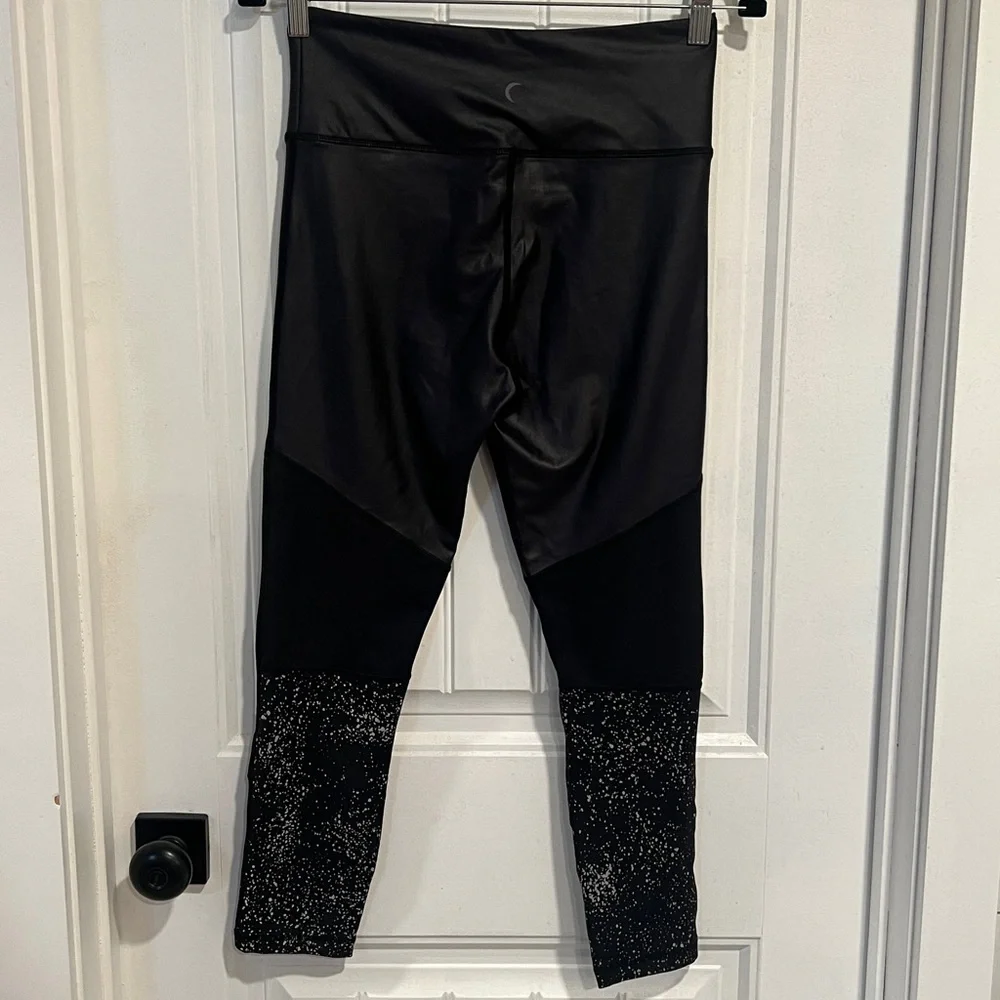 ZYIA Active Black Reflective Metallic Light n Tight Hi-Rise Leggings. Size 8-10.